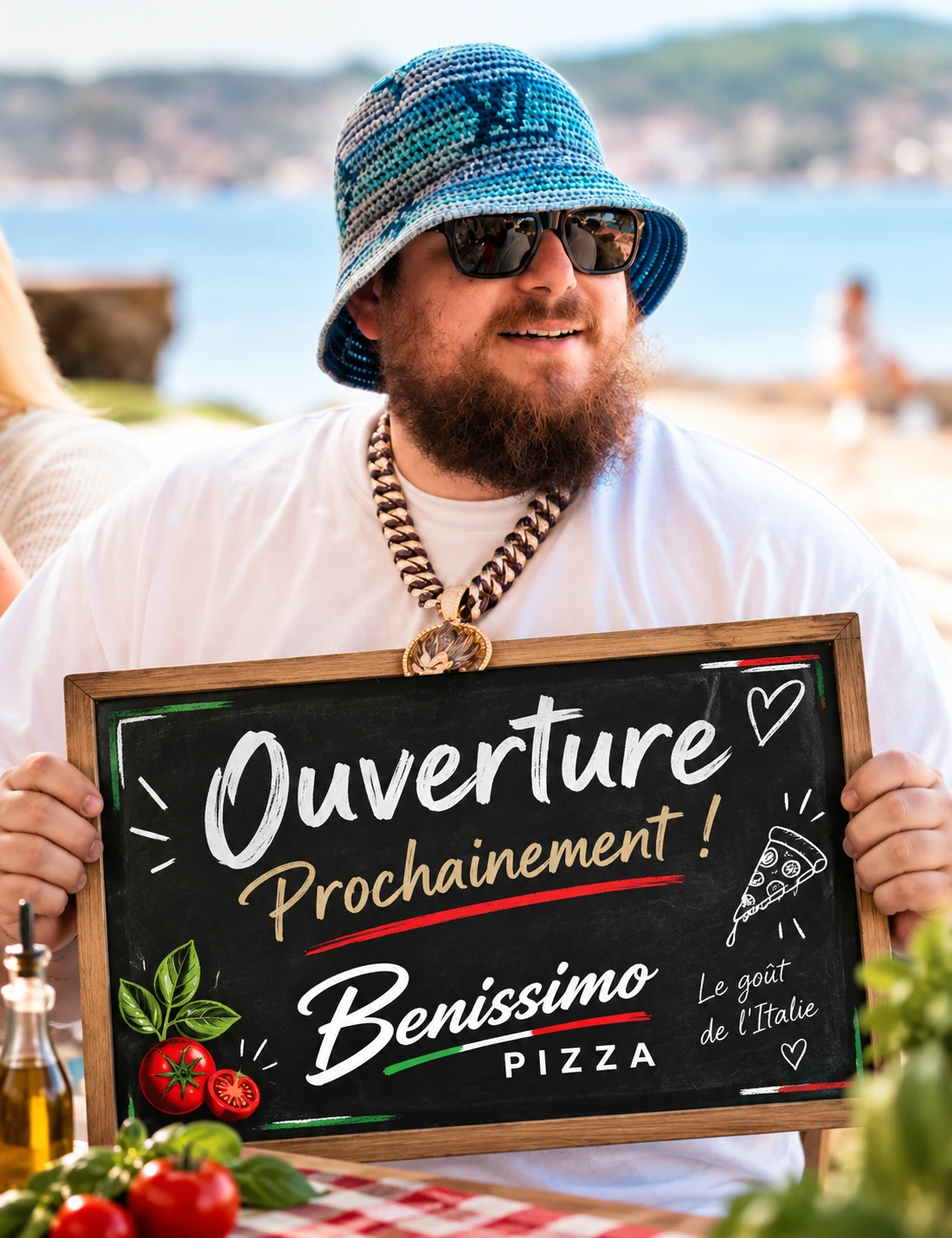 Montage humoristique de MC Pao tenant une pancarte Ouverture prochainement Benissimo Pizza